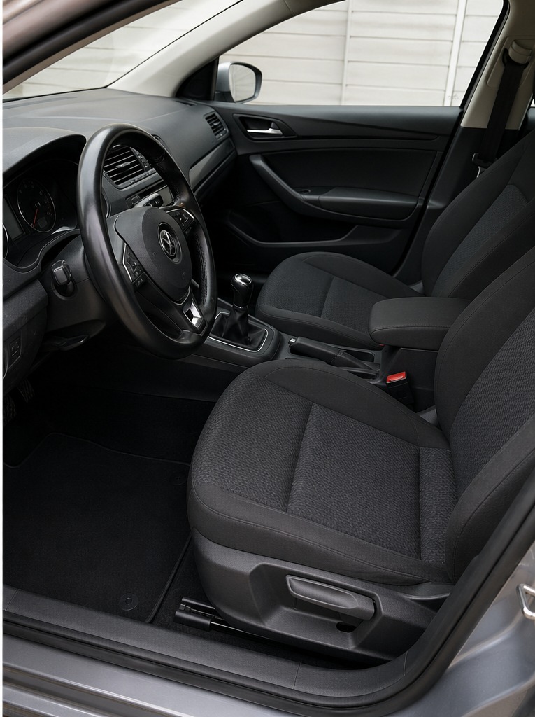 Intérieur voiture après nettoyage