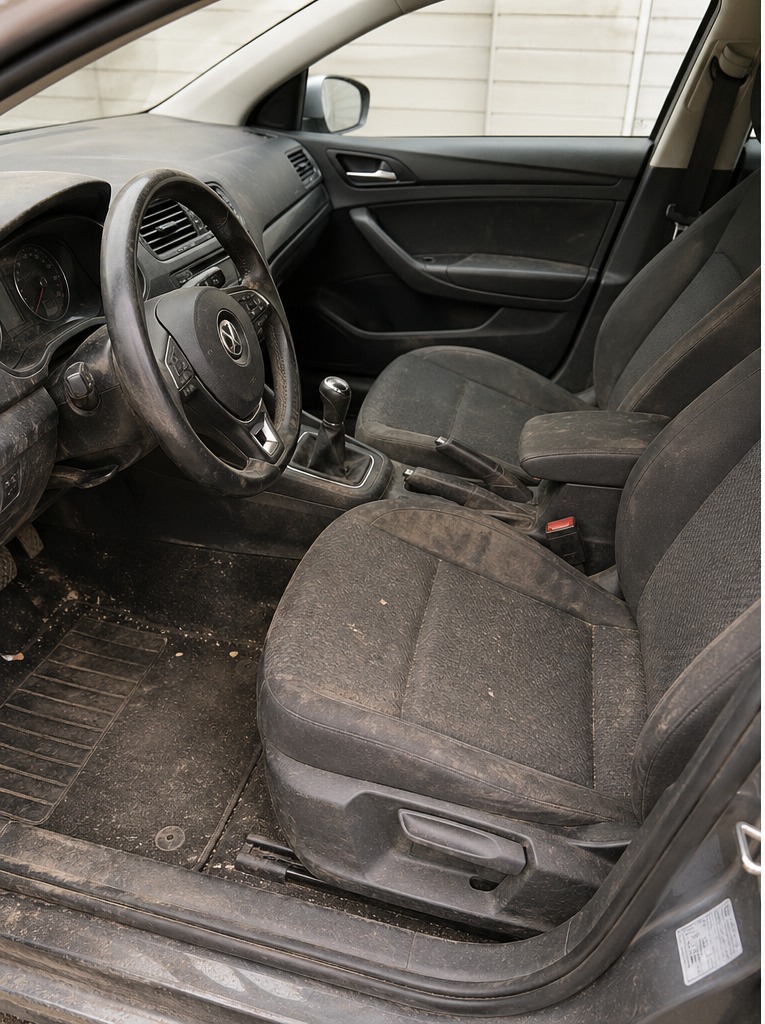 Intérieur voiture avant nettoyage